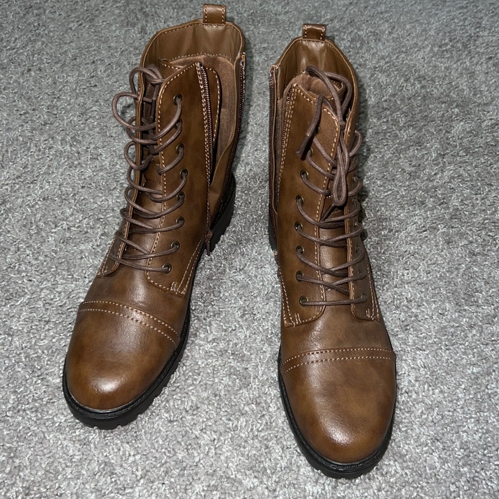 Size 11 Women’s brown combat boots with zipper